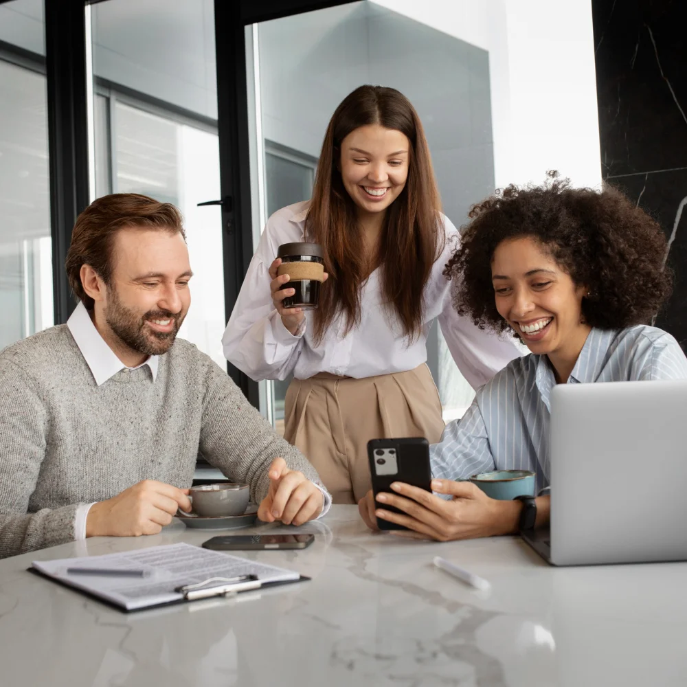 Colegas de trabalho sorridentes | Financeiramente - Literacia Financeira | Consultor Luís Alves