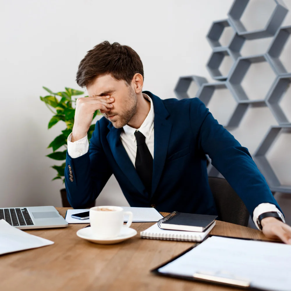 Empresário preocupado no local de trabalho | Financeiramente | Consultor Luís Alves